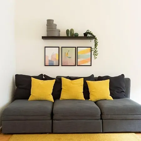 One Bedroom Neukoelln 아파트 *